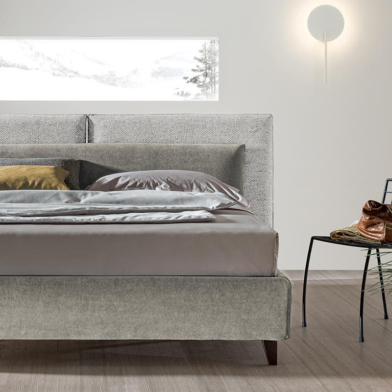 Letto matrimoniale con testiera imbottita